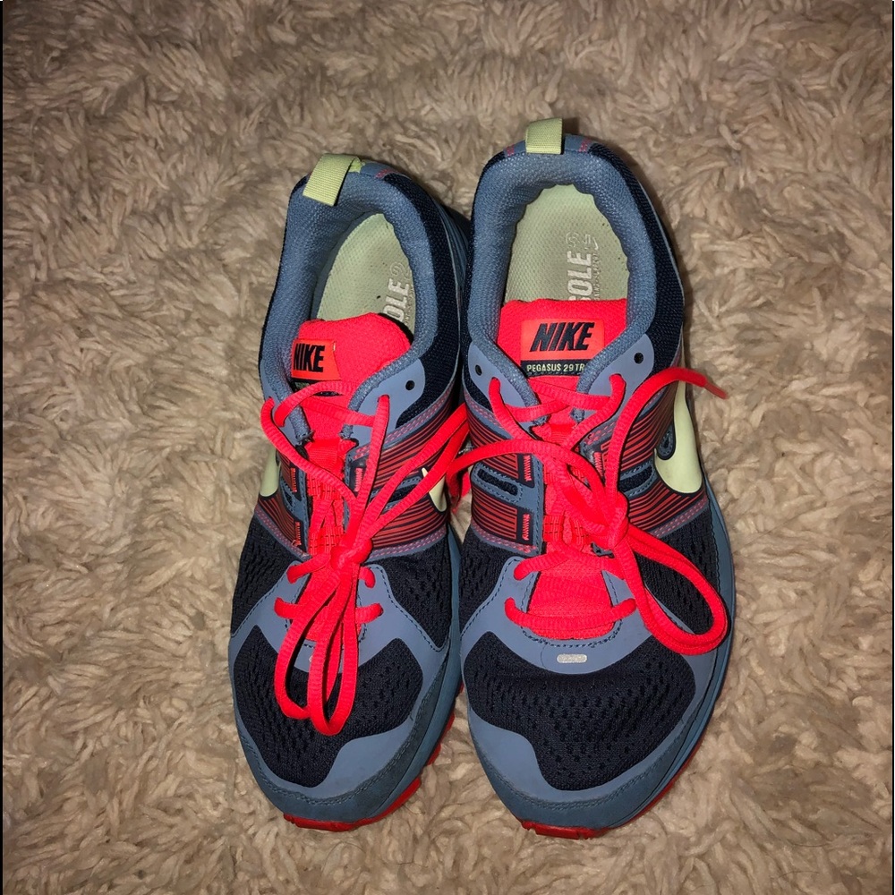Women’s Nike Pegasus 29 trail athletic shoes